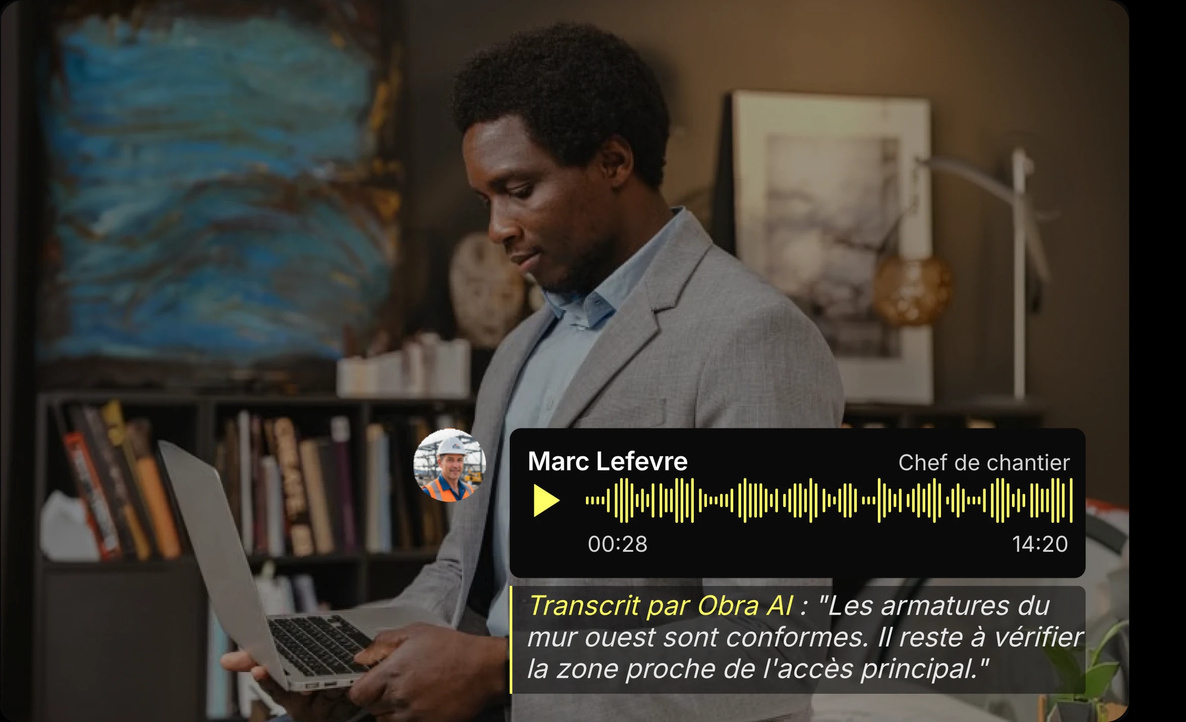 Un chef de chantier consultant la transcription d'une note vocale par l'Agent IA.