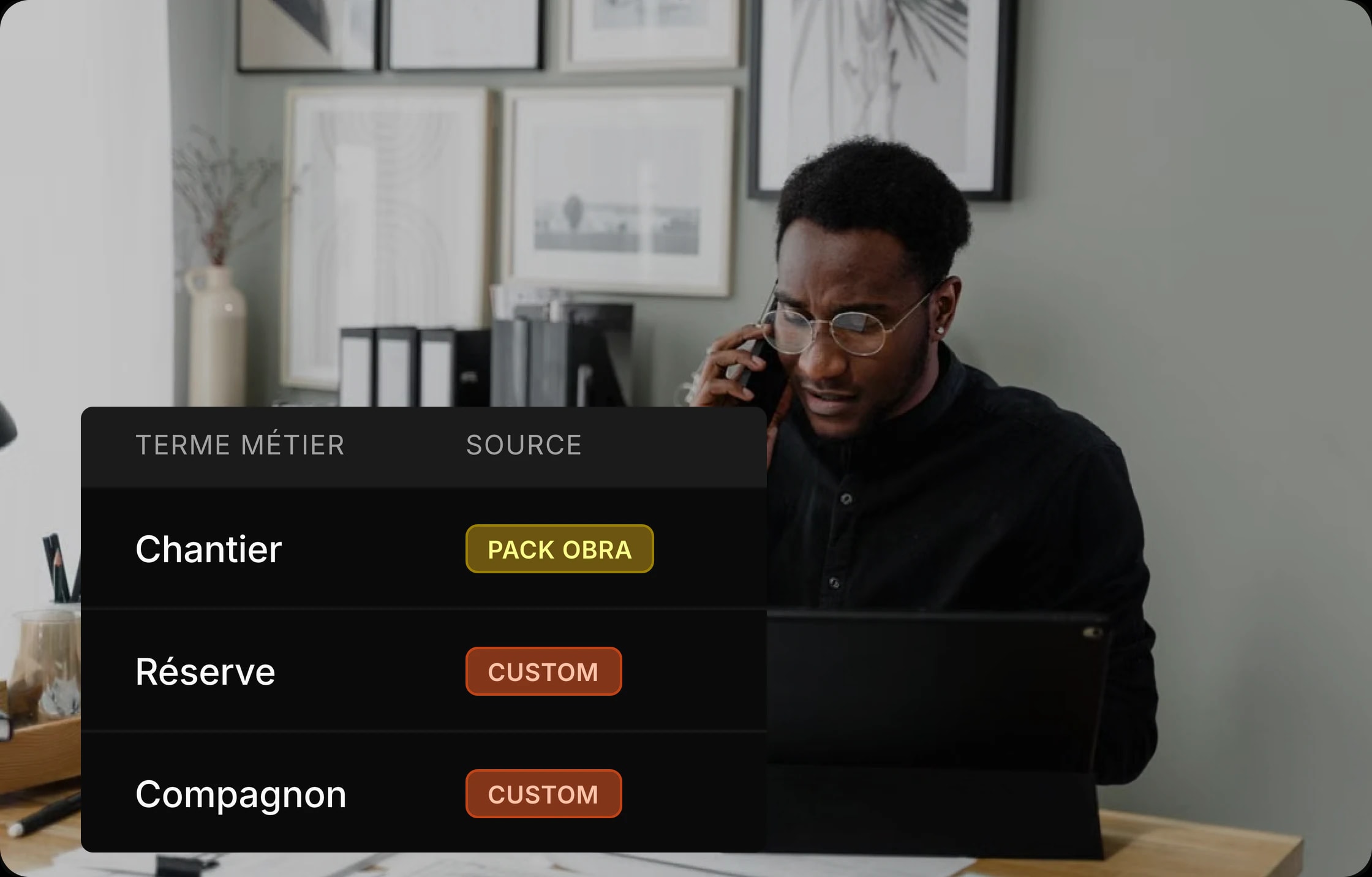 Un responsable au téléphone, avec le glossaire métier d'OBRA ouvert sur sa tablette.