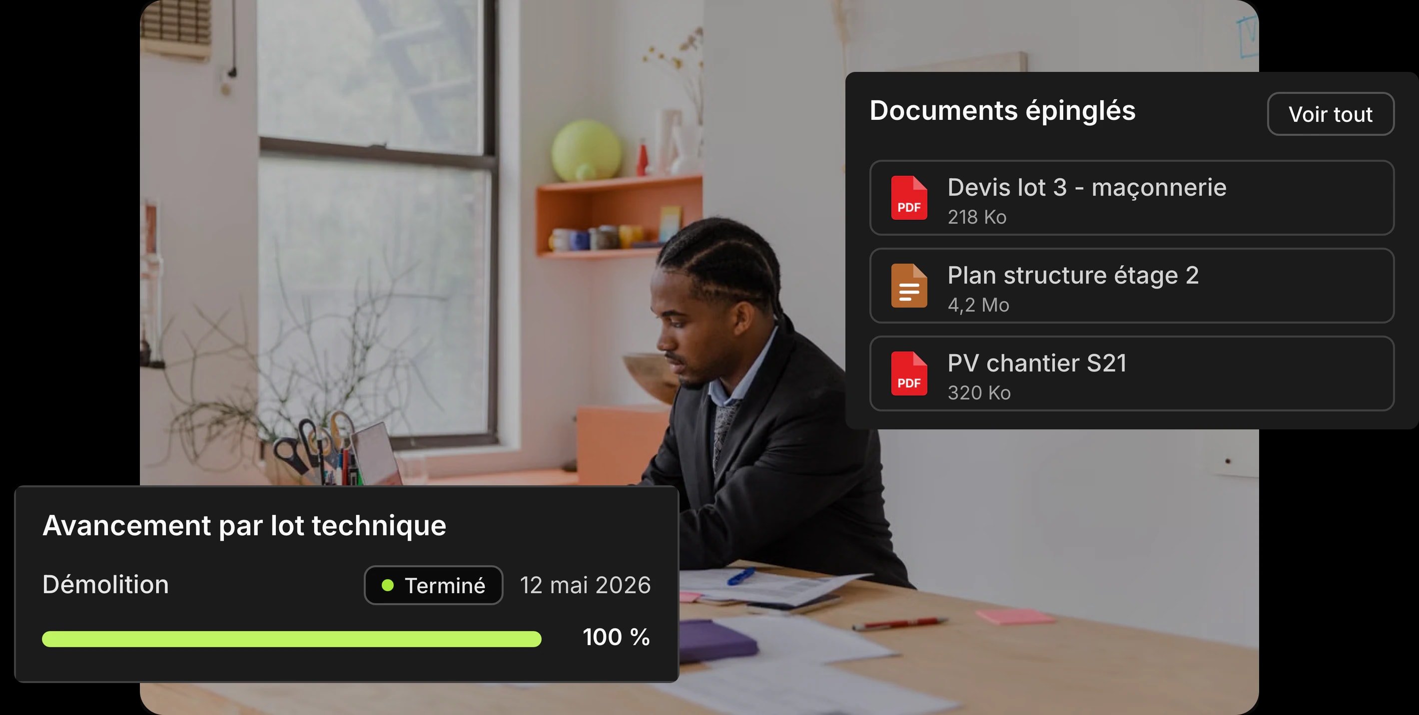 Un conducteur de travaux à son bureau, avec les documents épinglés du chantier et l'avancement par lot technique.